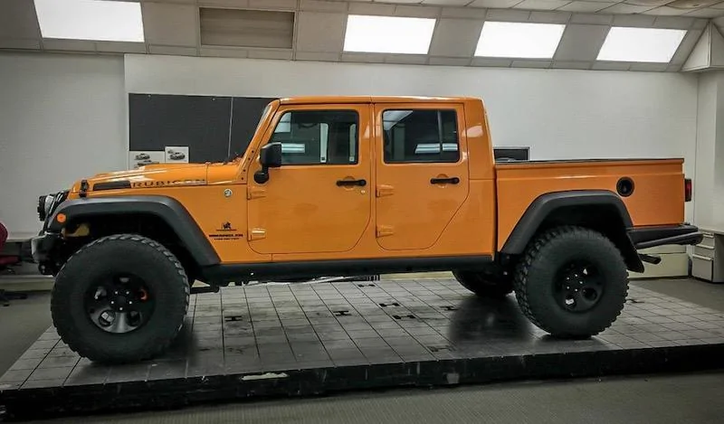 Jeep Gladiator Jeep Pickup (JT) Spied With Production-Intent Bed! Screen Shot 2017-04-27 at 7.34.04 AM