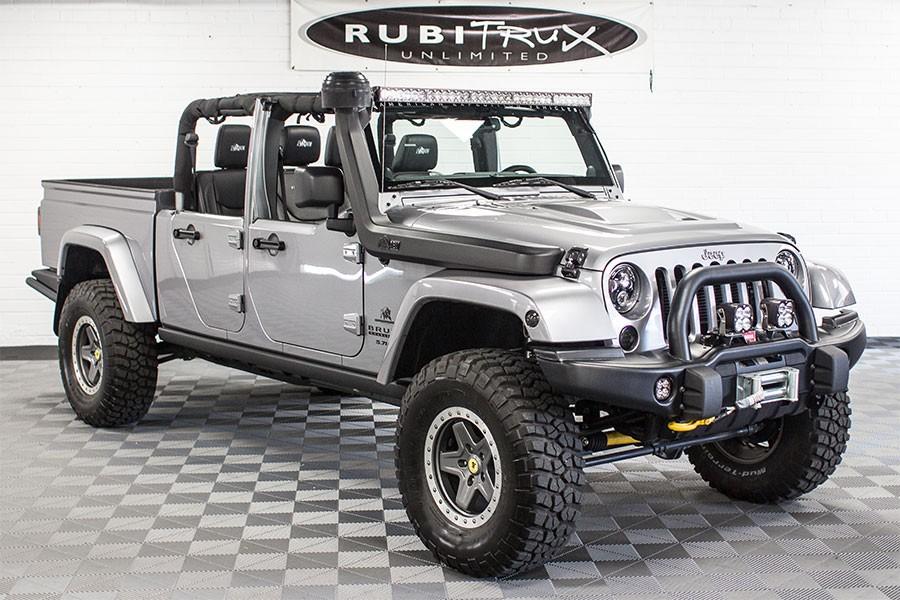 Jeep Gladiator Jeep Pickup (JT) Spied With Production-Intent Bed! {filename}