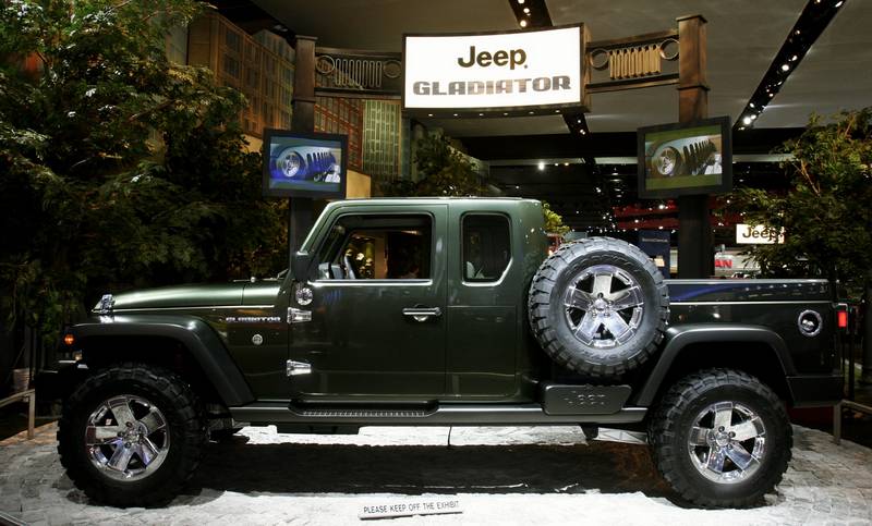 Jeep Gladiator Where will spare tire go? Automaker-sets-plans-for-Jeep-Gladiator-aside