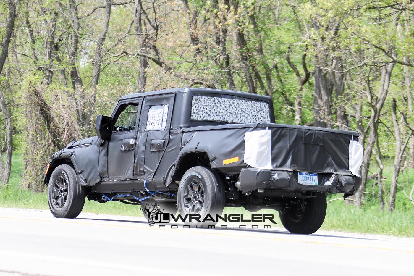 Jeep Gladiator JT Wrangler Truck Testing on Public Roads, Shows Spare Tire Mount 2019-JT-Jeep-Wrangler-Pickup-Truck-13