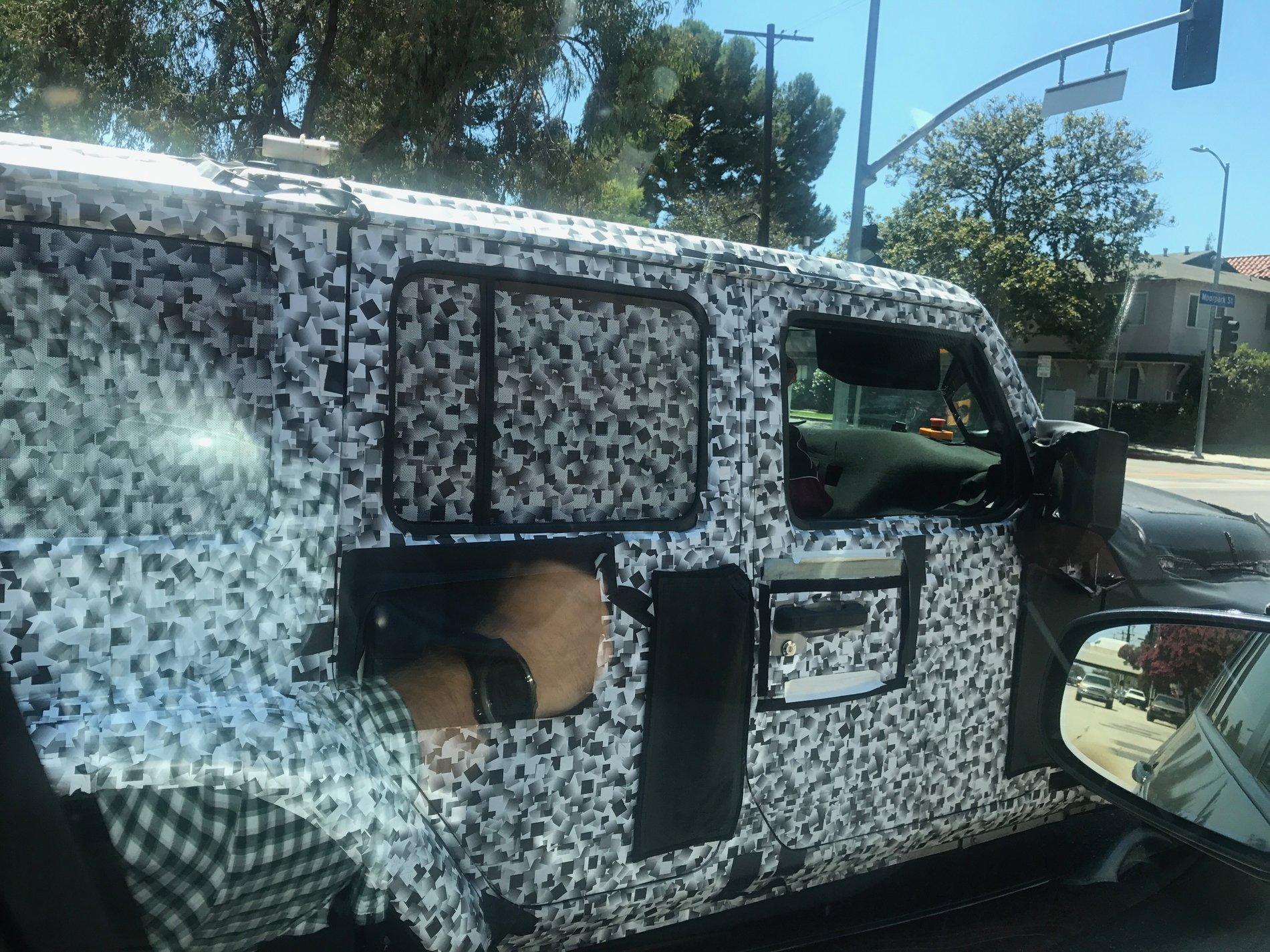 Jeep Gladiator Camo drops off JLU prototypes, showing door handles jlwranglerforum-doorhandle2