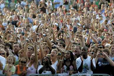 Jeep Gladiator Order Banks Open Monday? crowd-concert-clamor
