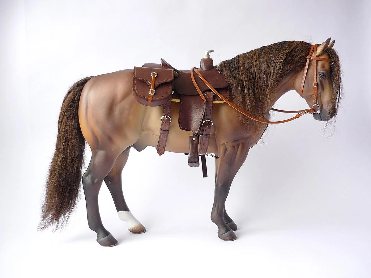 dark-brown-saddle-and-saddlebags-with-horse-01.webp