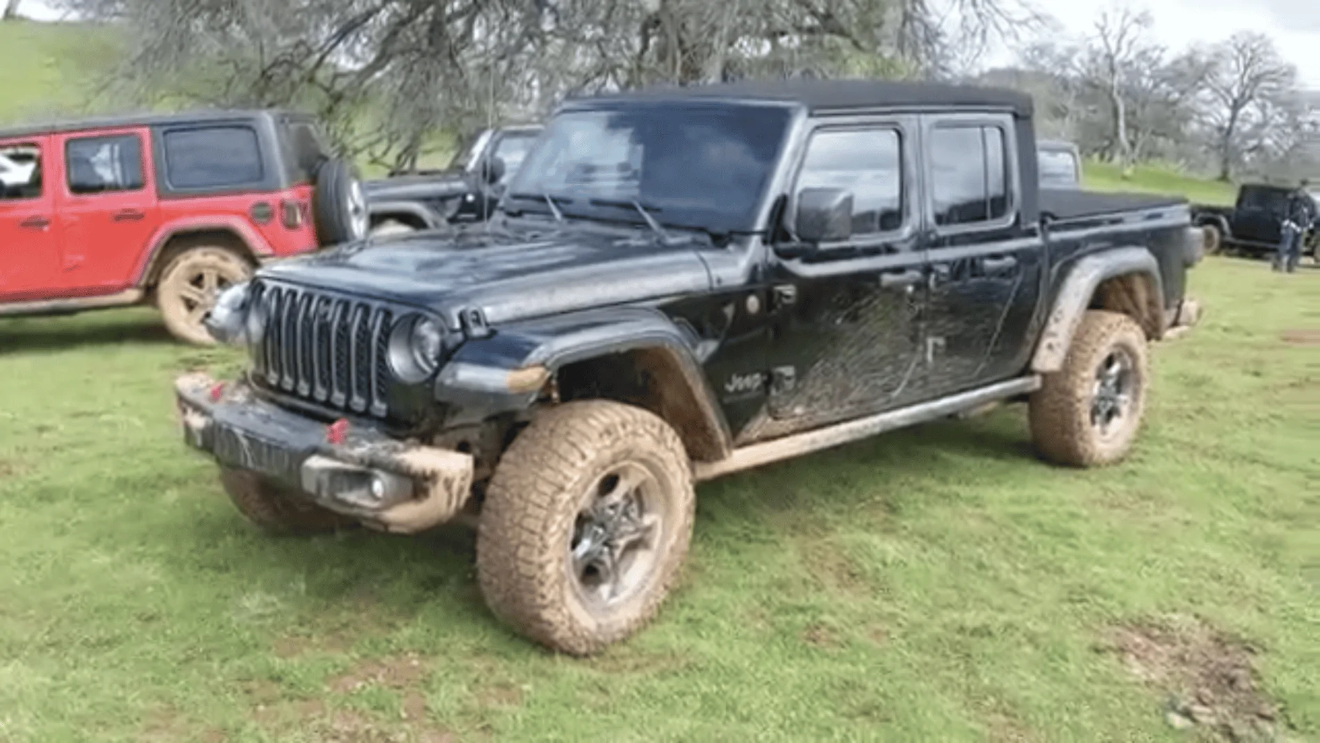 Jeep Gladiator BLACK Gladiator JT Club 970FE427-EAA0-45D7-9720-2B643A9804C3