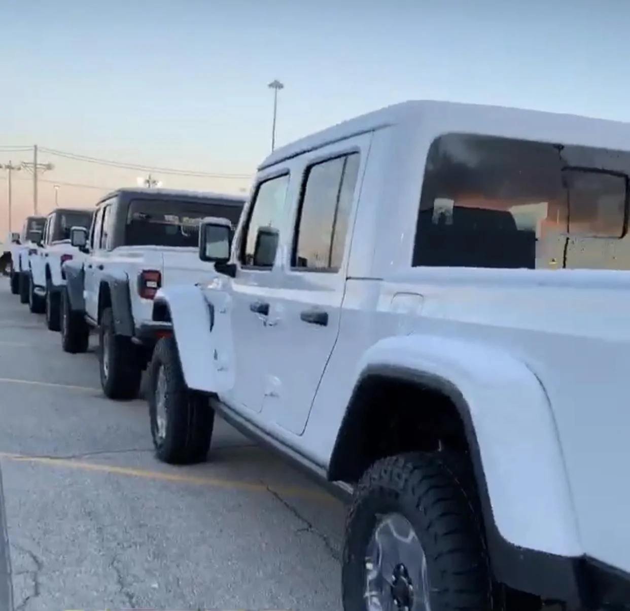 Jeep Gladiator BRIGHT WHITE Gladiator JT Club 2727311D-D859-4D0C-9069-4F1B053B73D9