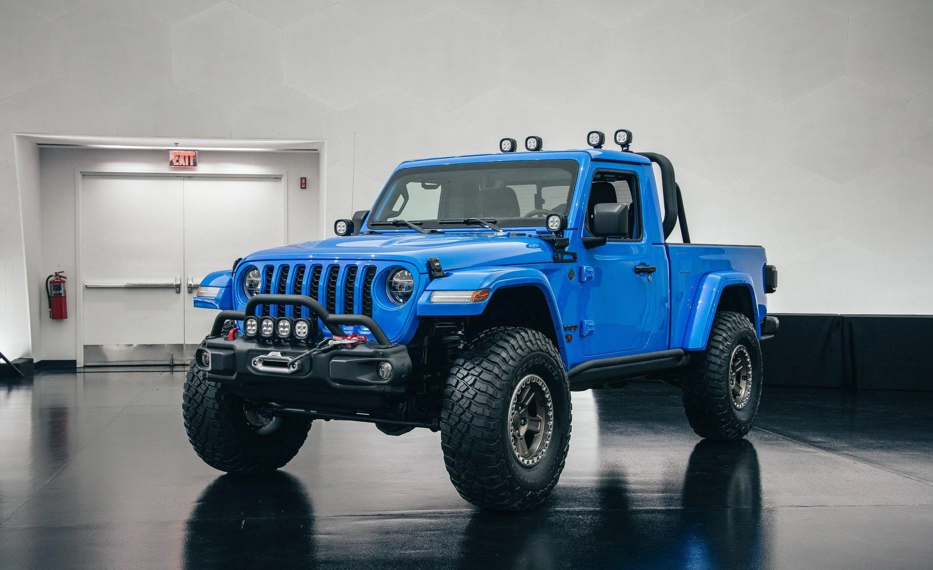 Jeep-J6-Concept-Gladiator-1.webp