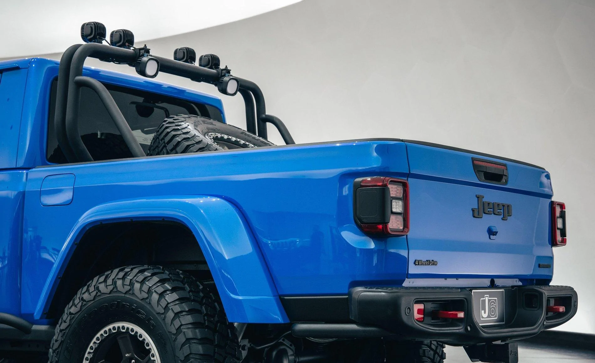 Jeep-J6-Concept-Gladiator-8.webp