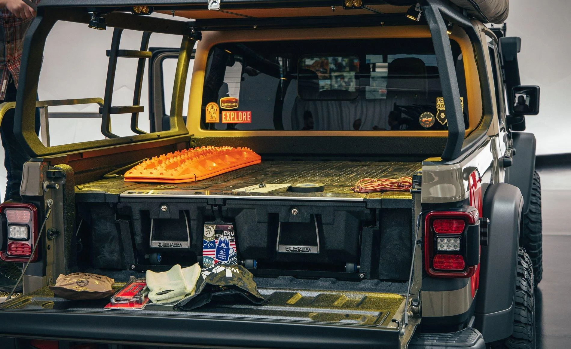 Jeep Gladiator Jeep Gladiator Wayout Concept in Gator Color jeep-wayout-concept-gladiator-8