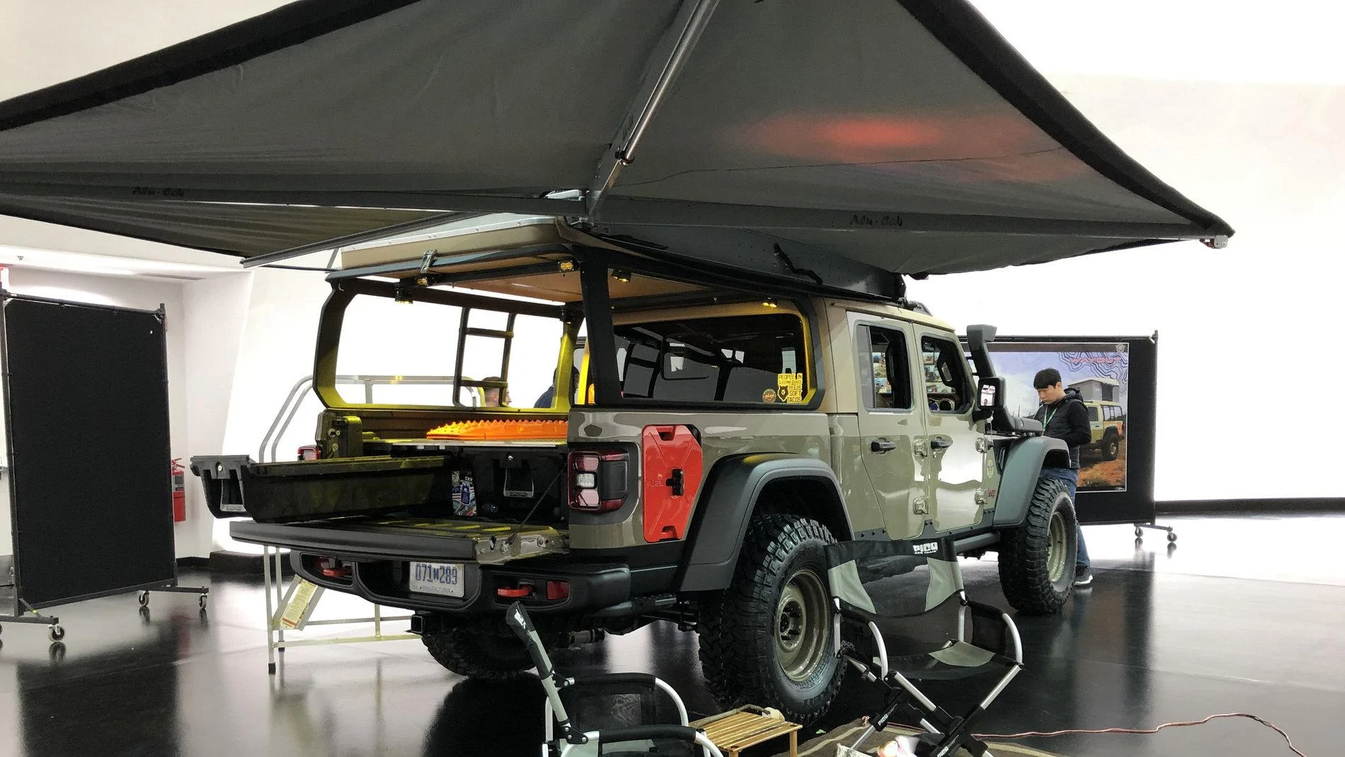 Jeep Gladiator Jeep Gladiator Wayout Concept in Gator Color jeep-wayout-concept-1-14