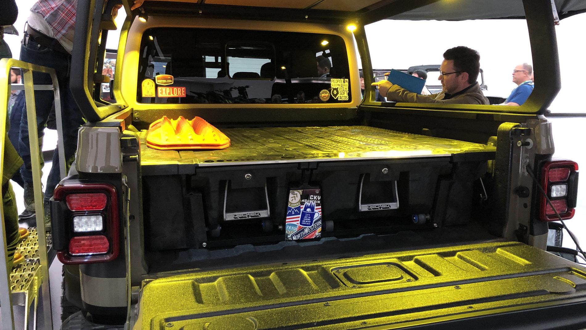 Jeep Gladiator Jeep Gladiator Wayout Concept in Gator Color jeep-wayout-concept-1-7