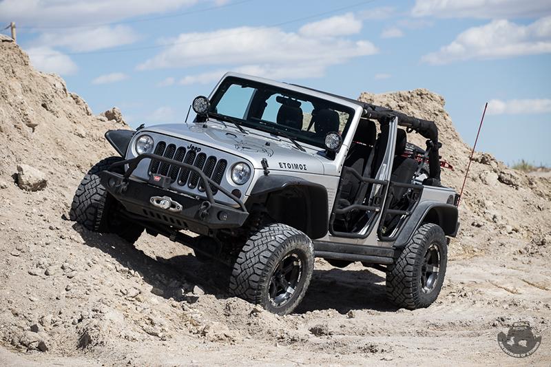 Jeep Gladiator 2012 JKUR - 37s, 4" lift, 5.13 gears, hydro steer, Warn wench JKUR-6679