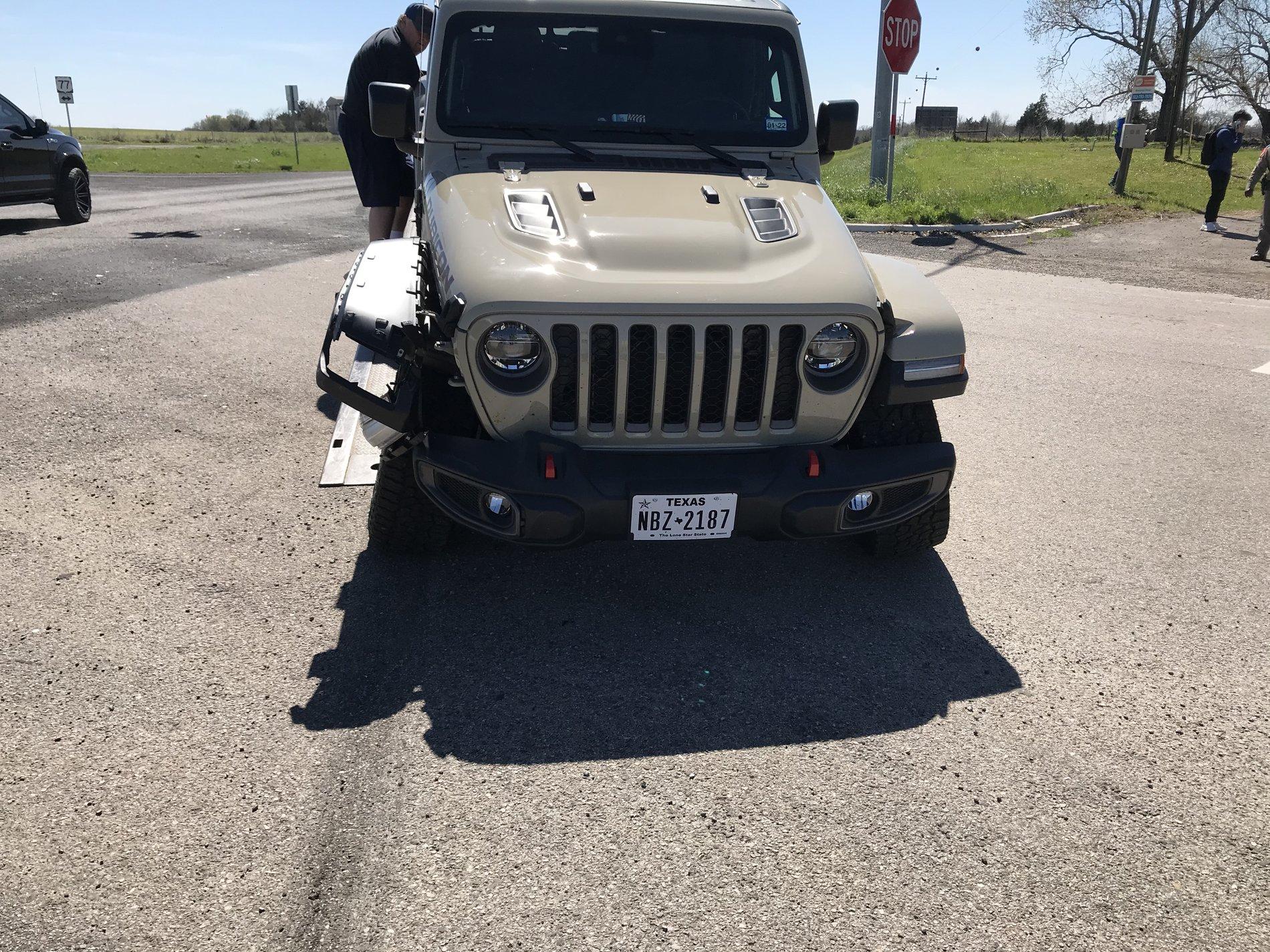 Jeep Gladiator Got hit! IMG_0889.JPG