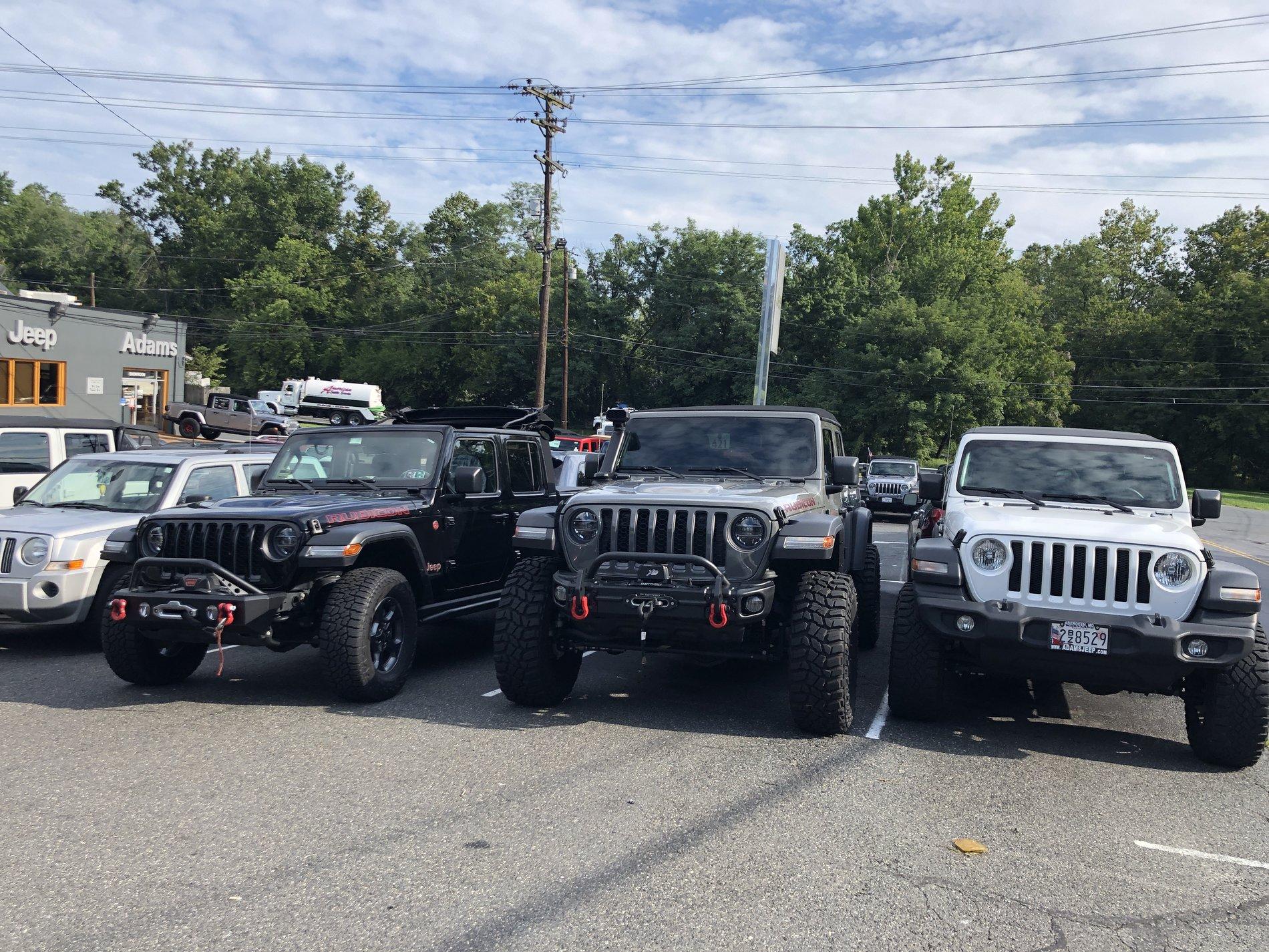 Jeep Gladiator Jeeps Parking Next To Jeeps B9F4198B-3001-4680-8AF6-14D83281CD56