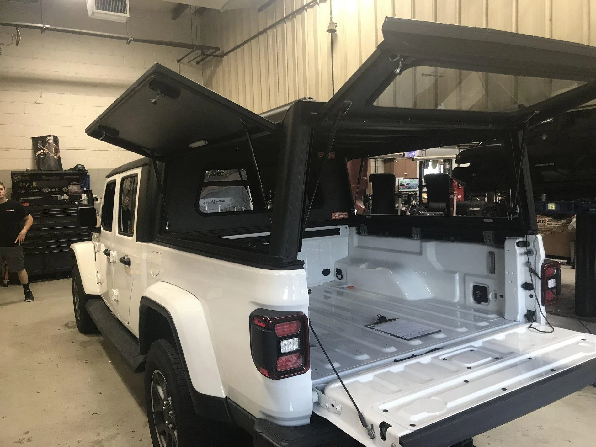Jeep Gladiator Alu-Cab Gladiator Bed Cap AD71747E-51BD-4711-B2AC-5F4FFA8F3D69