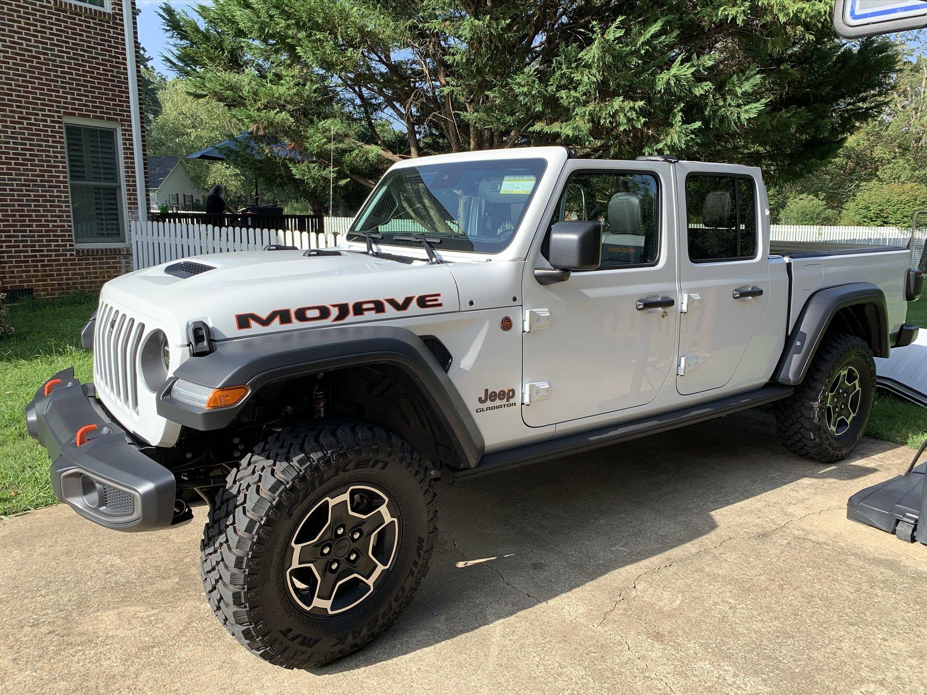 Jeep Gladiator NACHO Gladiator club White Mojav