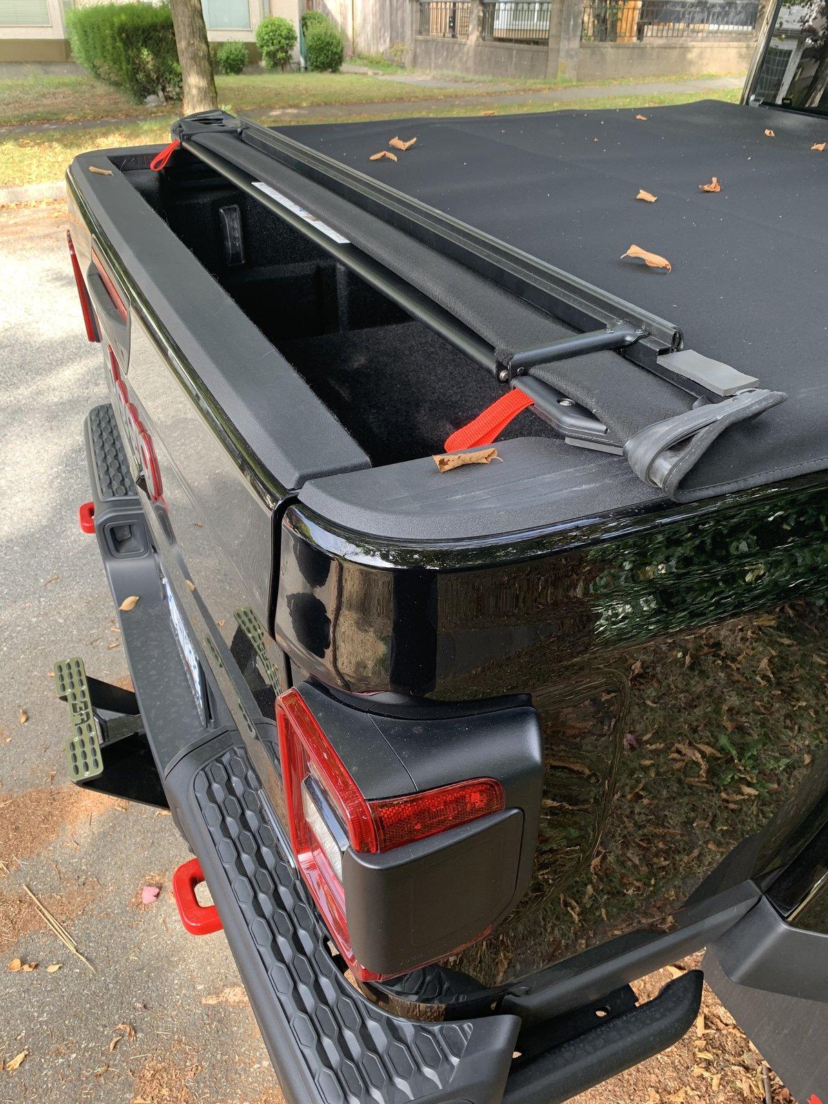Jeep Gladiator Prying eyes to look then steal DFF3CD01-1D0A-438E-90BE-E5068B302C17