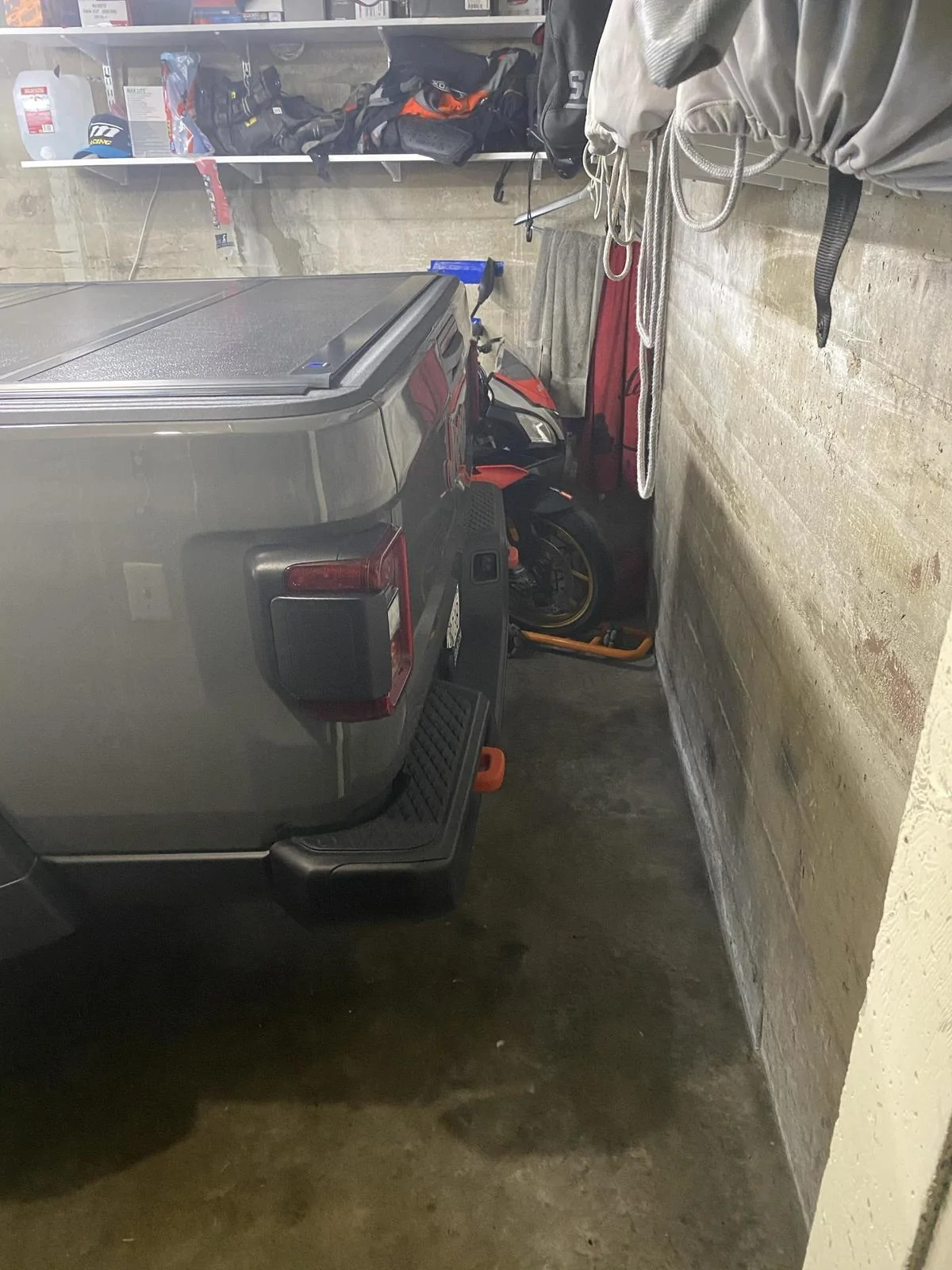 Jeep Gladiator Photo challenge.. Show me your Gladiator in your garage. jHYn7pC