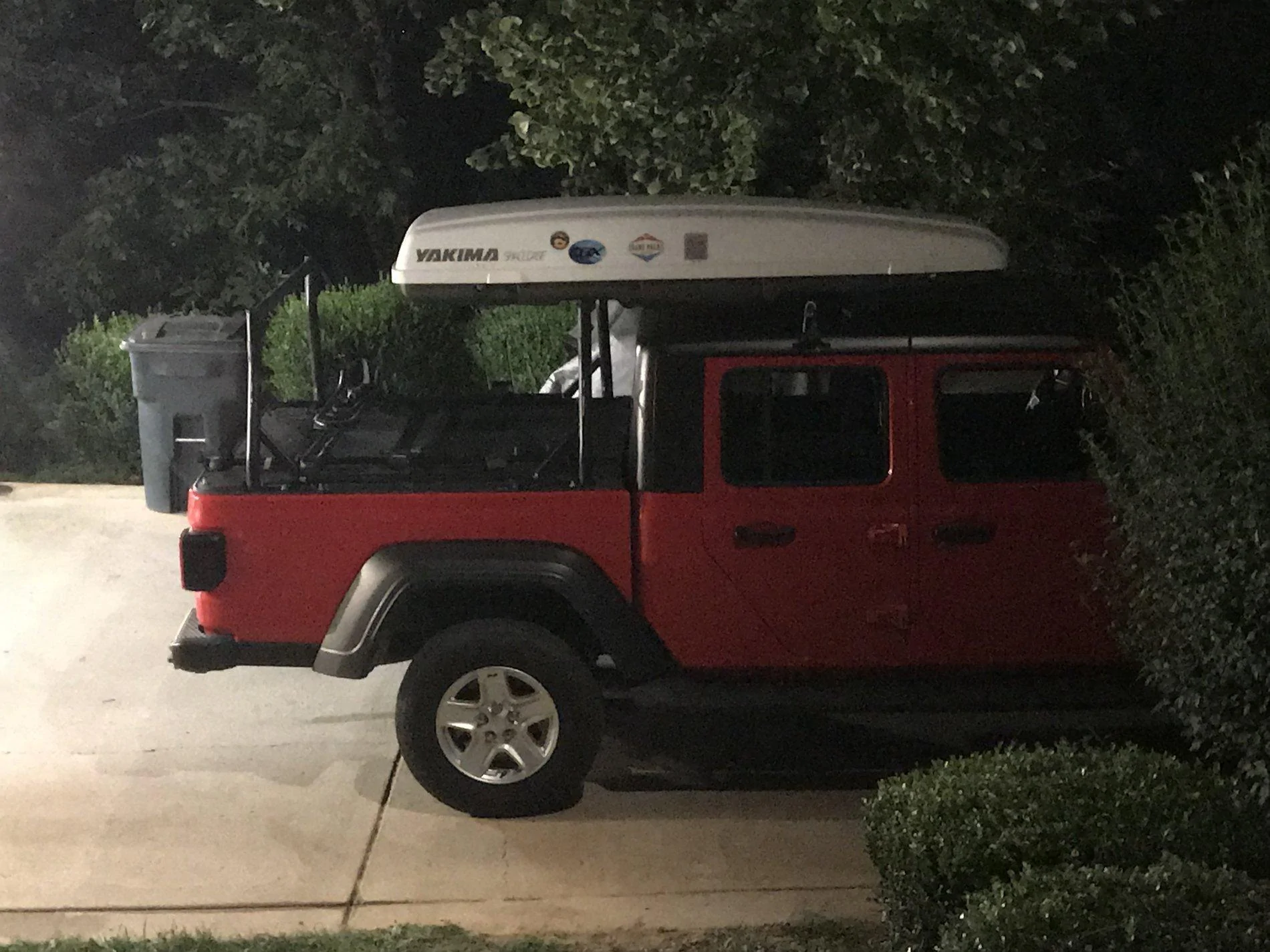 Jeep Gladiator Gladiator, fridge, bed rack and bears D2D576F8-E3D8-4B2C-8E8D-F405C848DA50