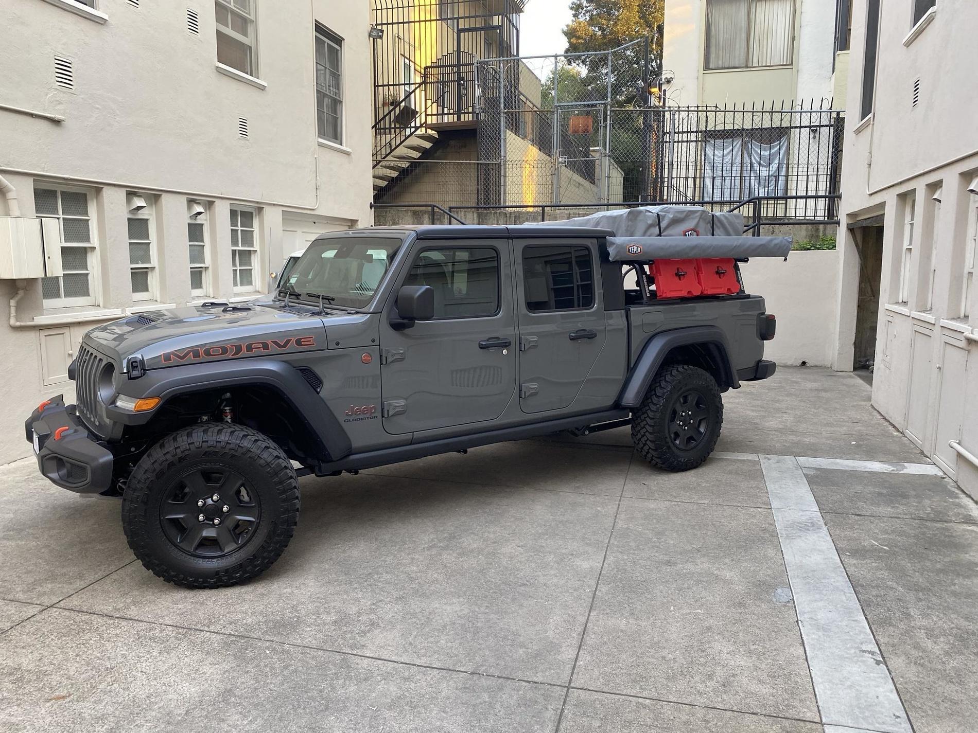 Jeep Gladiator Yakima Outpost HD with RTT, Awning, Rotopax 21TY71U
