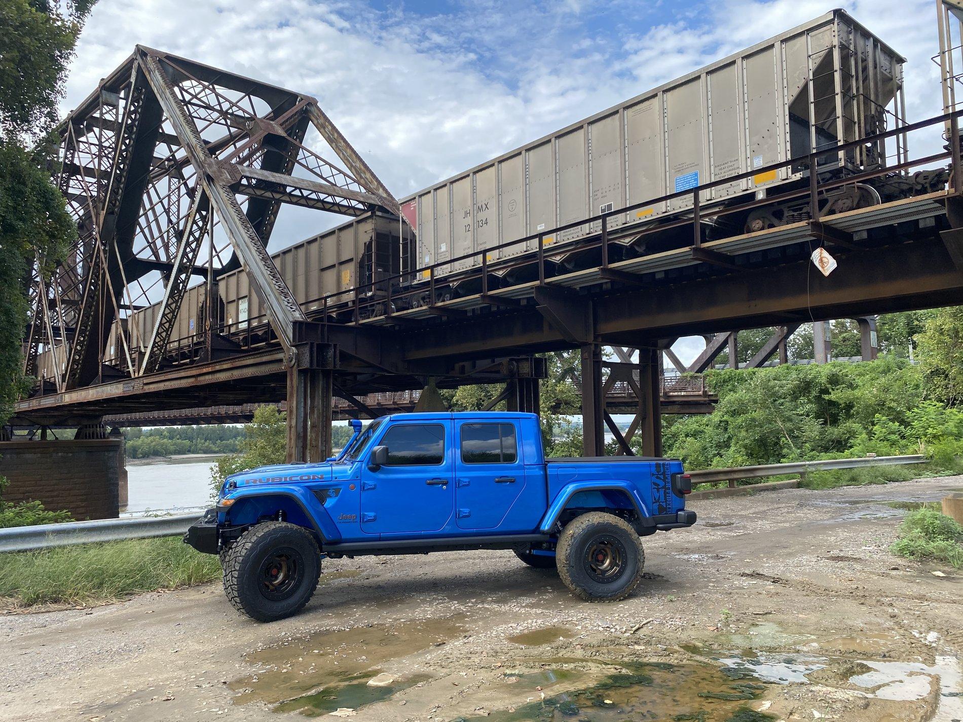 Jeep Gladiator HYDRO BLUE PEARL Gladiator JT Club ED406A29-751C-4A26-8D47-5DE7B4696A61