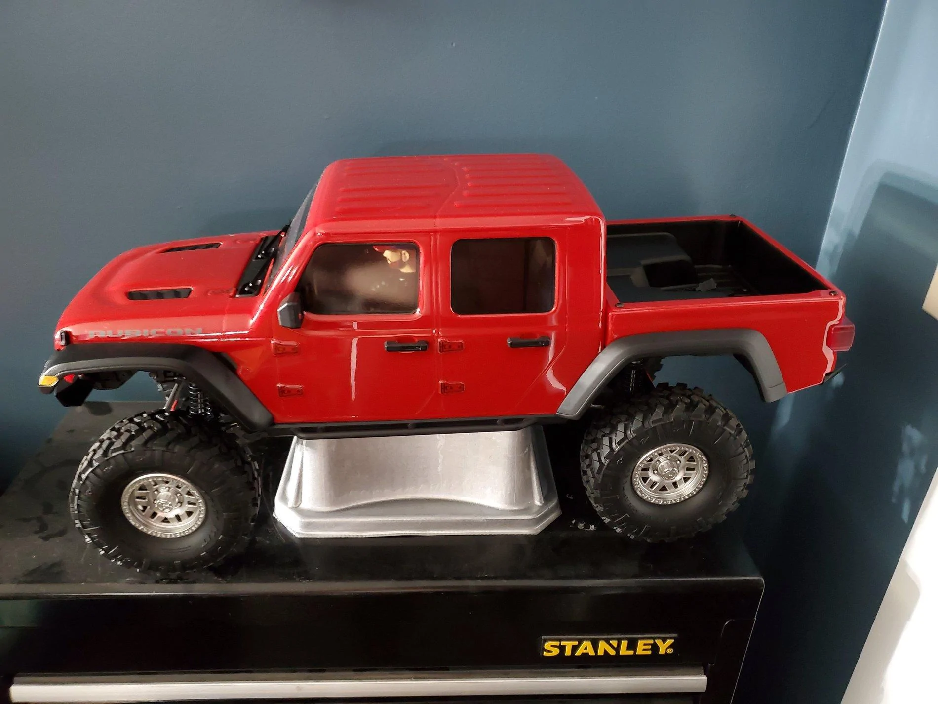 Jeep Gladiator Axial Racing Jeep Gladiator 1/10 Scale RC Rock Crawler 15998692113465857377368151037941