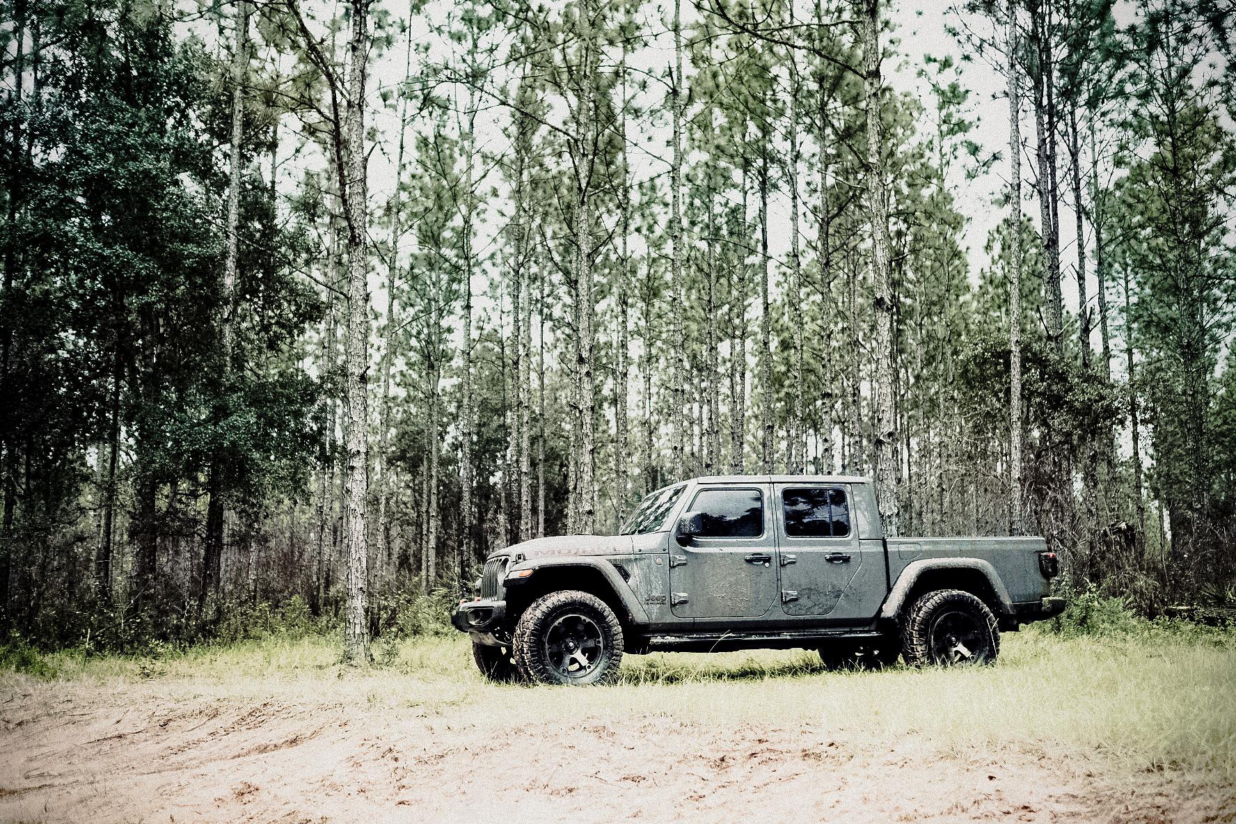 Jeep Gladiator Two Mojaves and a Rubicon walk into a bar..... 25B162A6-30AC-4D34-969E-254B0432453E