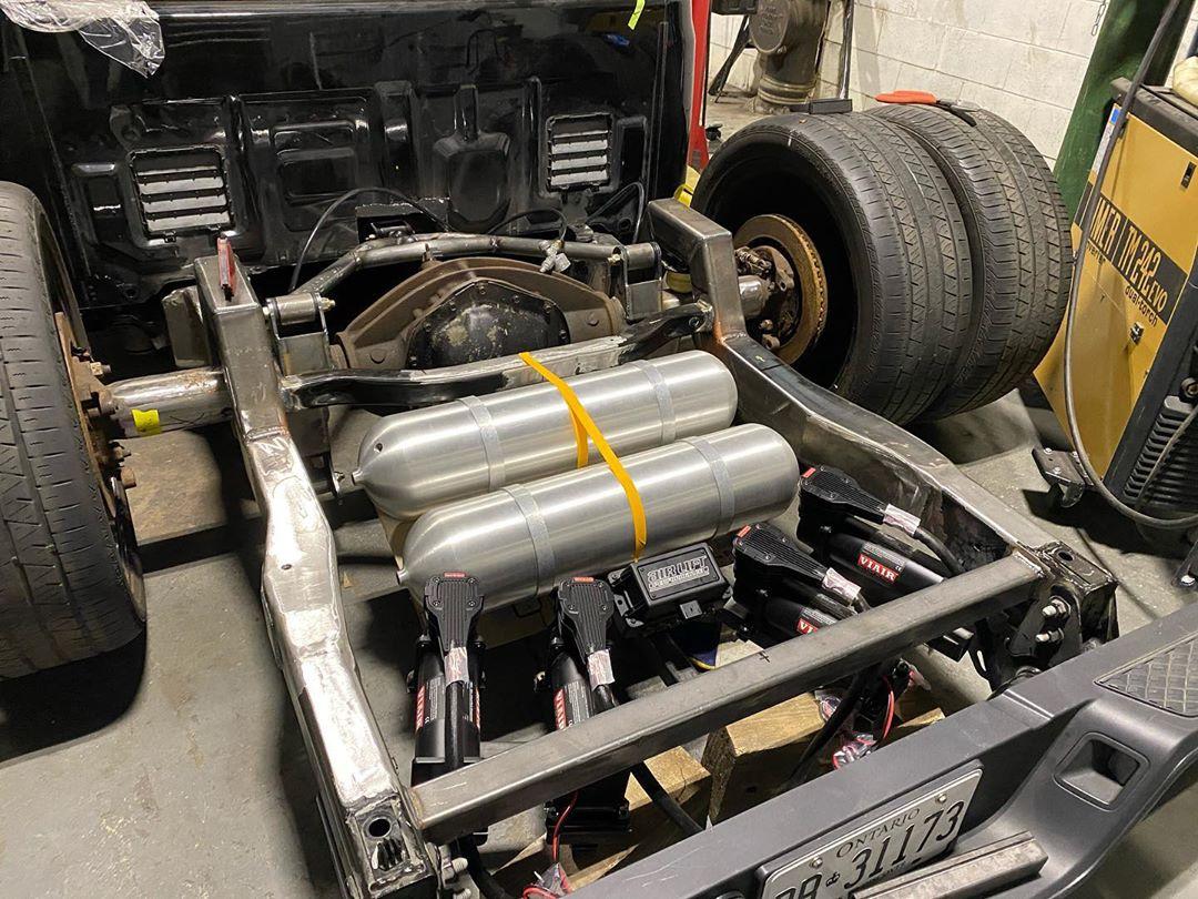 Jeep Gladiator A SEMA build of a different color jeep-gladiator-dually-rider-is-a-392-vessel_3