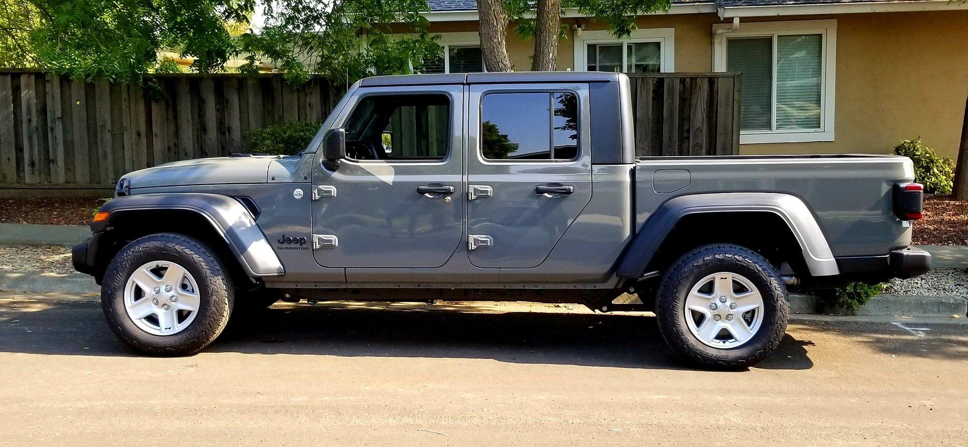 Jeep Gladiator 2020 Jeep Gladiator Sport S w/Max Tow 850 miles 20200907_132105