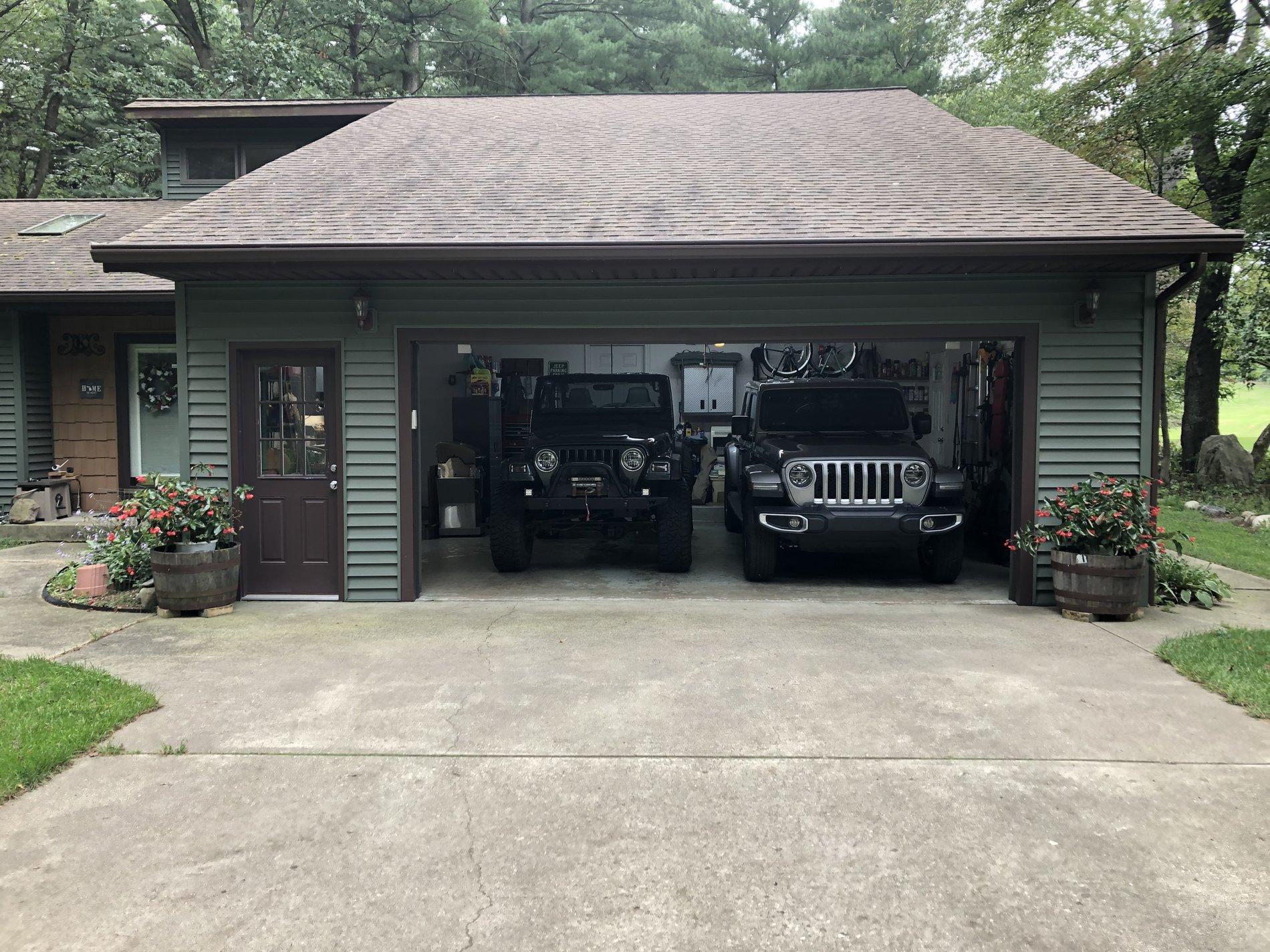 Jeep Gladiator Photo challenge.. Show me your Gladiator in your garage. IMG_0134