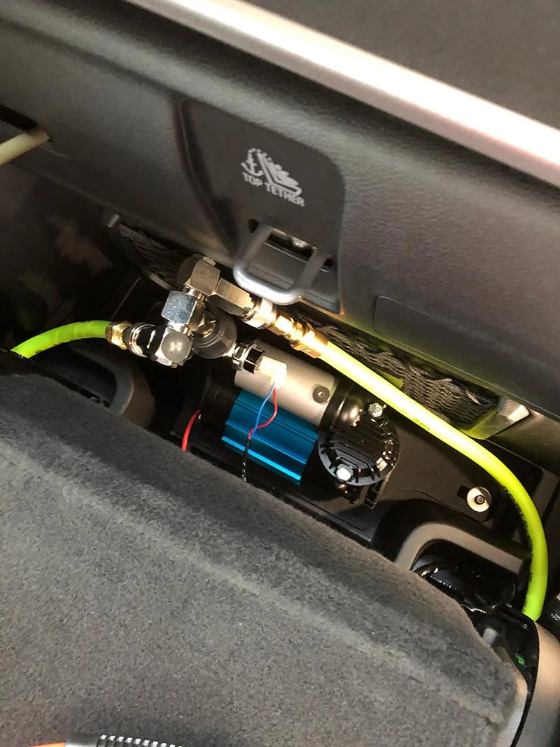 Jeep Gladiator ARB Single compressor mounted behind the rear seat 02