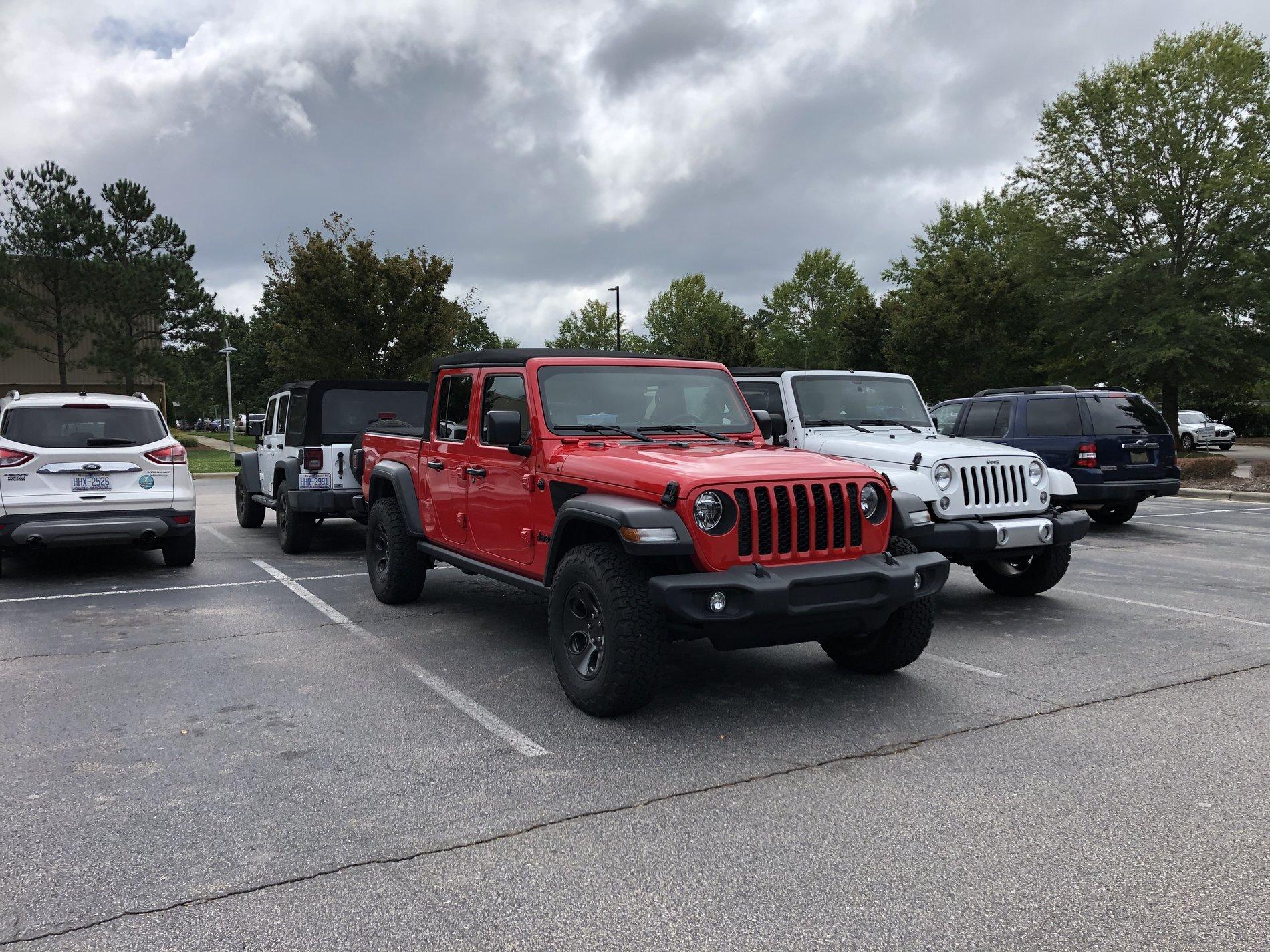 Jeep Gladiator Jeeps Parking Next To Jeeps 0B4AFC21-6BEB-407B-9114-42AB2BAD6A6A