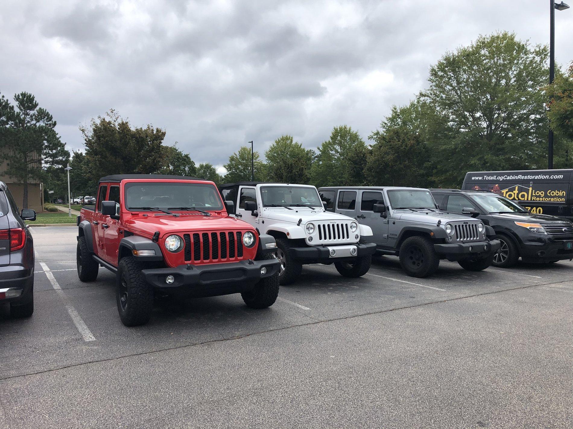 Jeep Gladiator Jeeps Parking Next To Jeeps CA955463-72DF-4152-B248-442A5E354C16