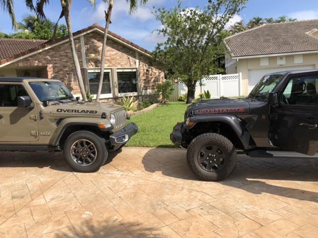 Jeep Gladiator Jeeps Parking Next To Jeeps 99844125-4317-4CAC-9B83-B6F19F5CE424