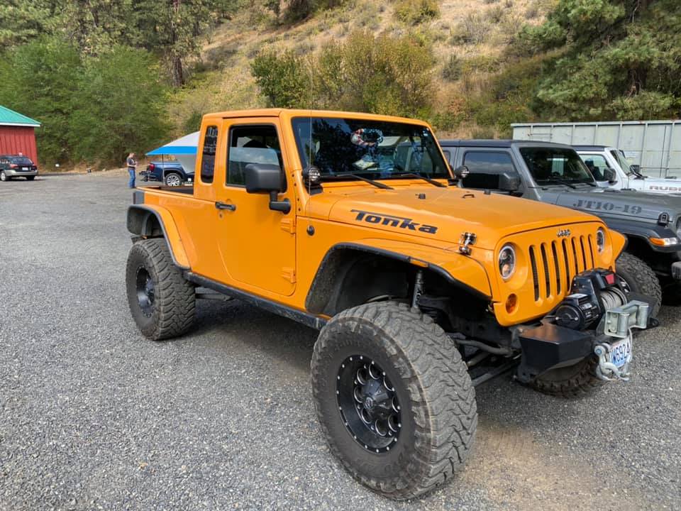 Jeep Gladiator Jeeps Parking Next To Jeeps jkutruck