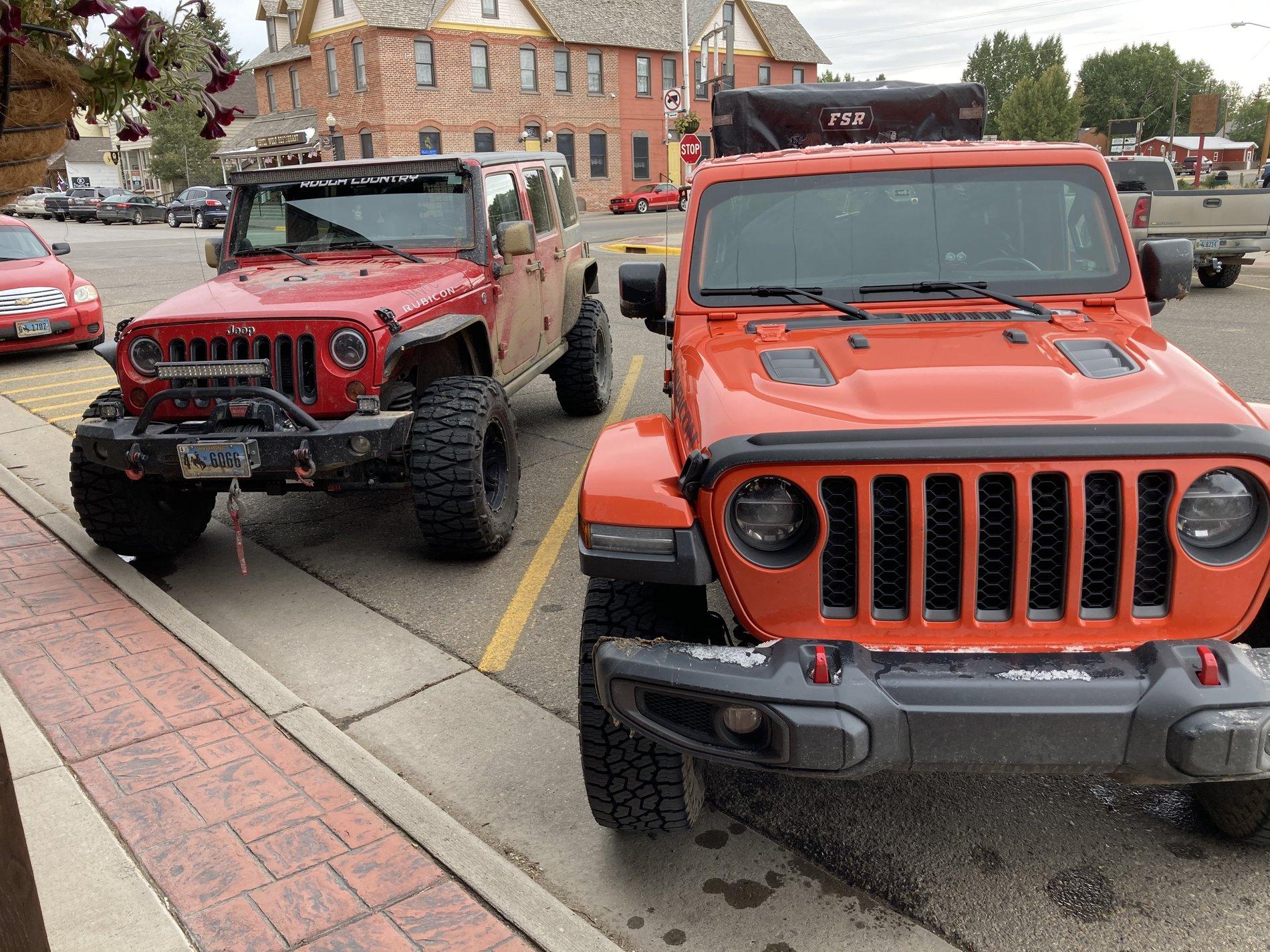 Jeep Gladiator Jeeps Parking Next To Jeeps FE3B8DCB-0FEF-4E4D-A5BF-A7FDA01E5896