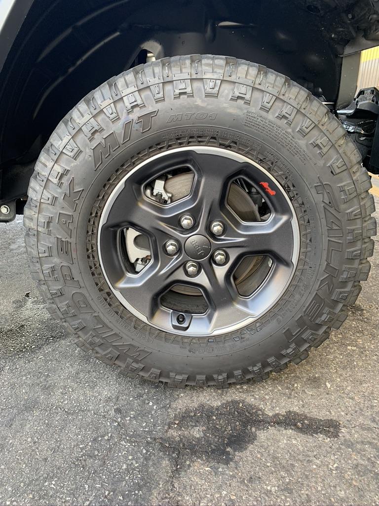Jeep Gladiator Stock Rubicon Wheels and Tires 9661FD64-6B08-4080-AD72-F1FEF4C223B4_1_105_c