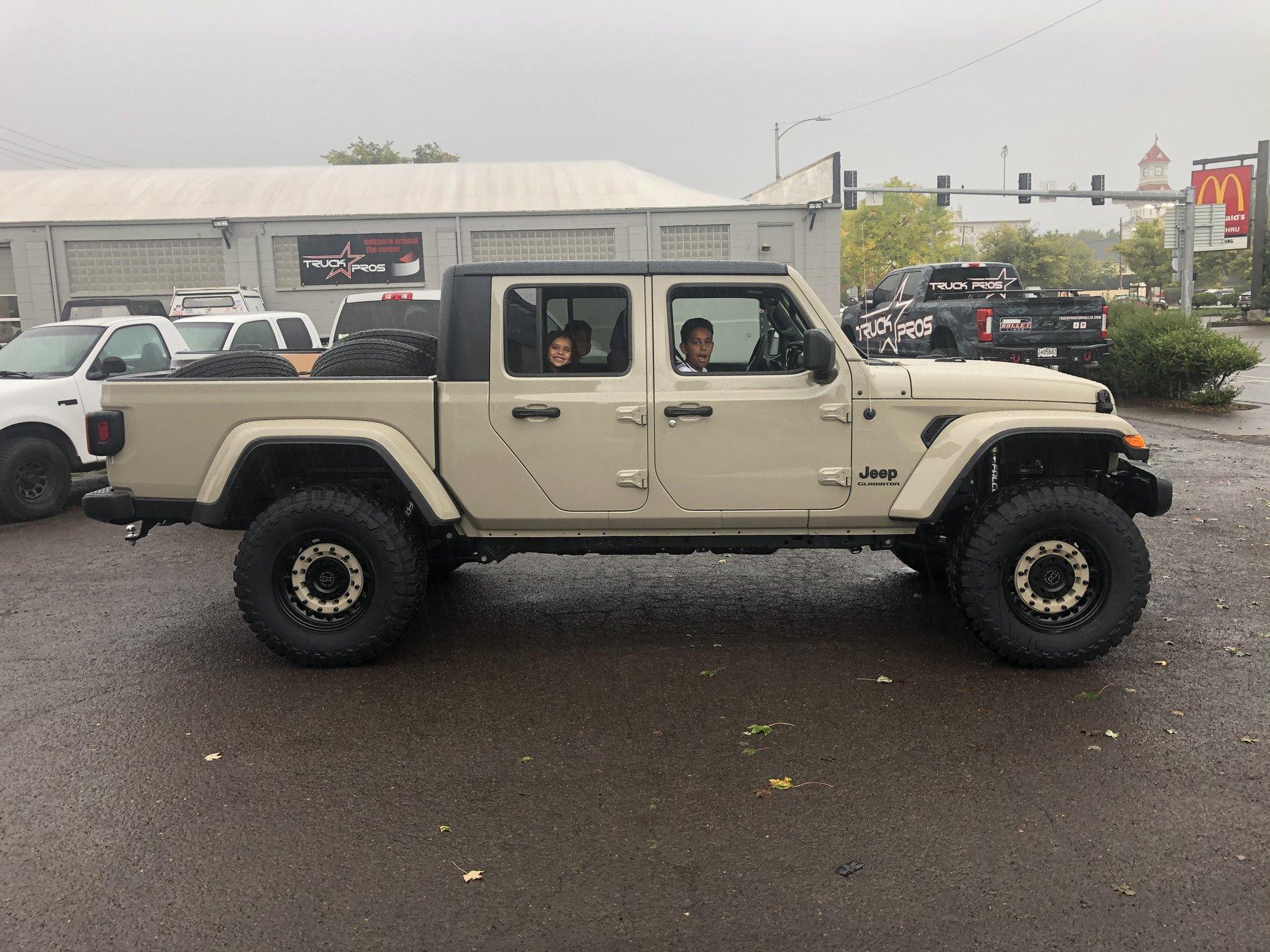 Jeep Gladiator GOBI Gladiator JT Club A15E81D2-1409-44DD-B467-1571783F39D5
