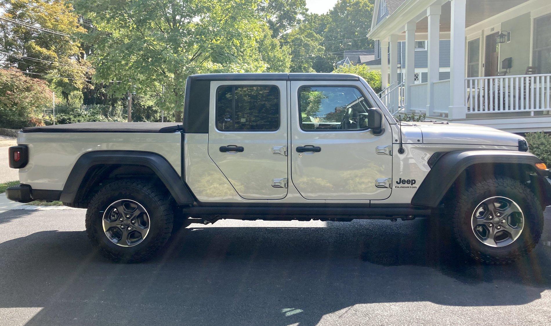 Jeep Gladiator bigger tires on unlifted Sport S IMG-9336