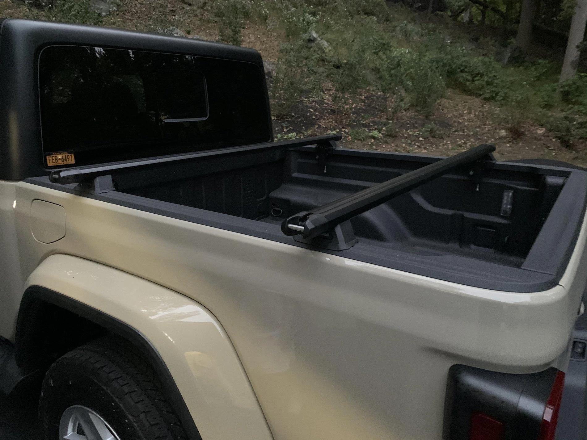 Jeep Gladiator Yakima Bedrock And HD Bars 21CCAC53-3B44-452D-9509-6B263E8CABB7
