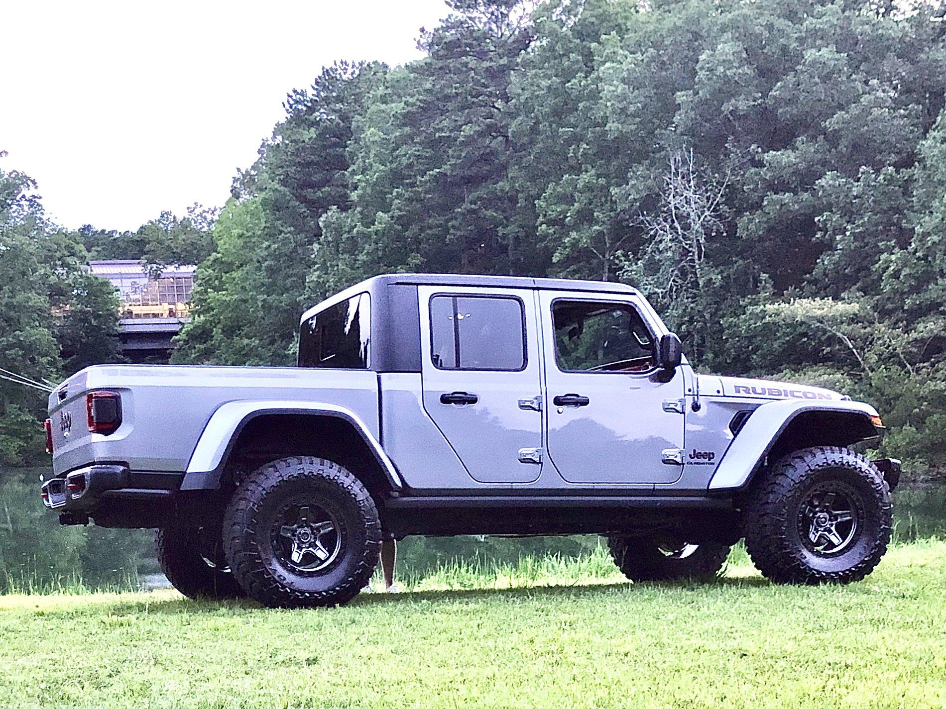 Jeep Gladiator Gladiator Glamour Shots 54D970E7-93F1-4BA5-AE23-4D3FFEACBDCB