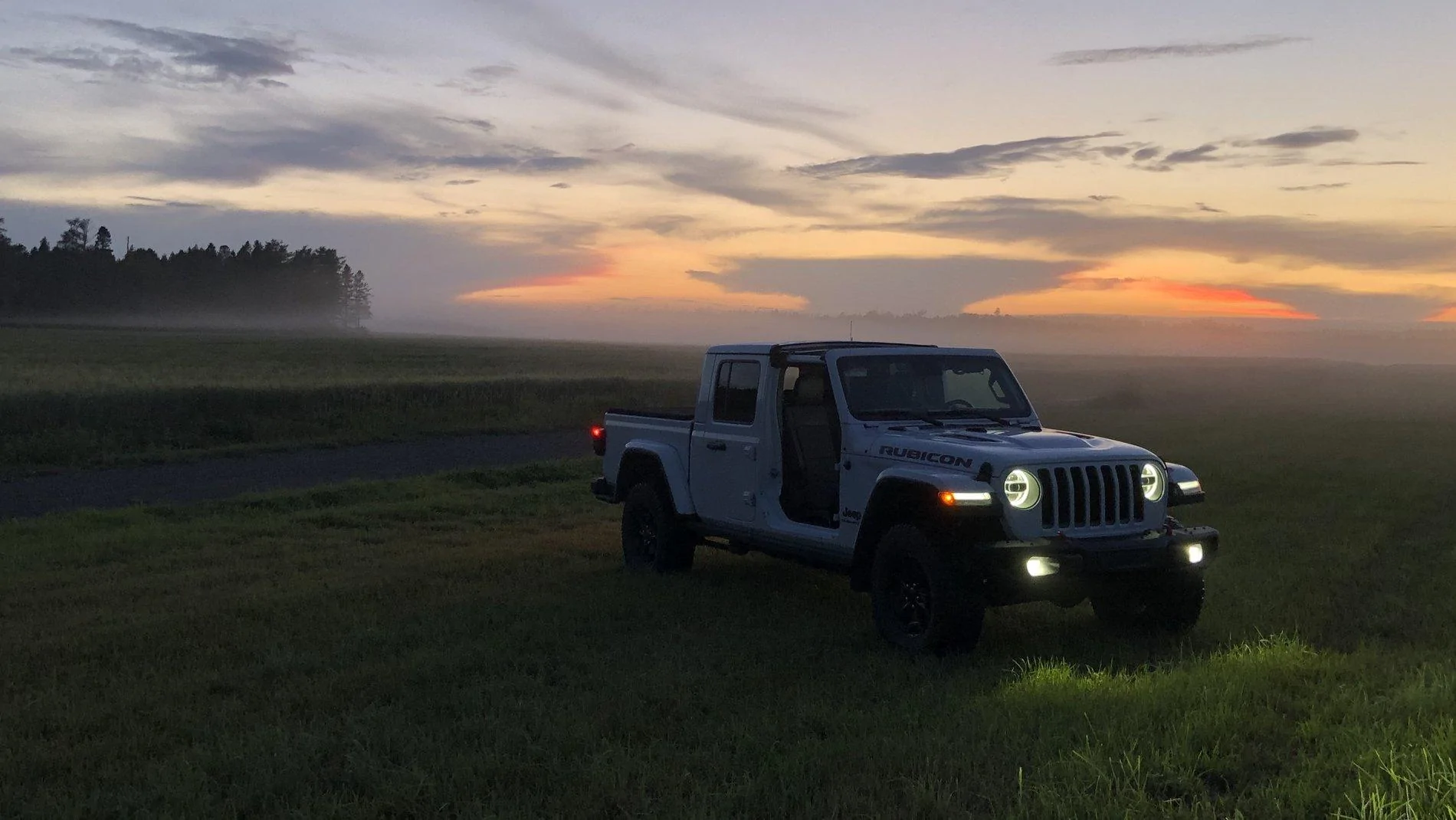 Jeep Gladiator Gladiator Glamour Shots 7B41DD66-39A8-4359-9BEF-7F96EE656B23