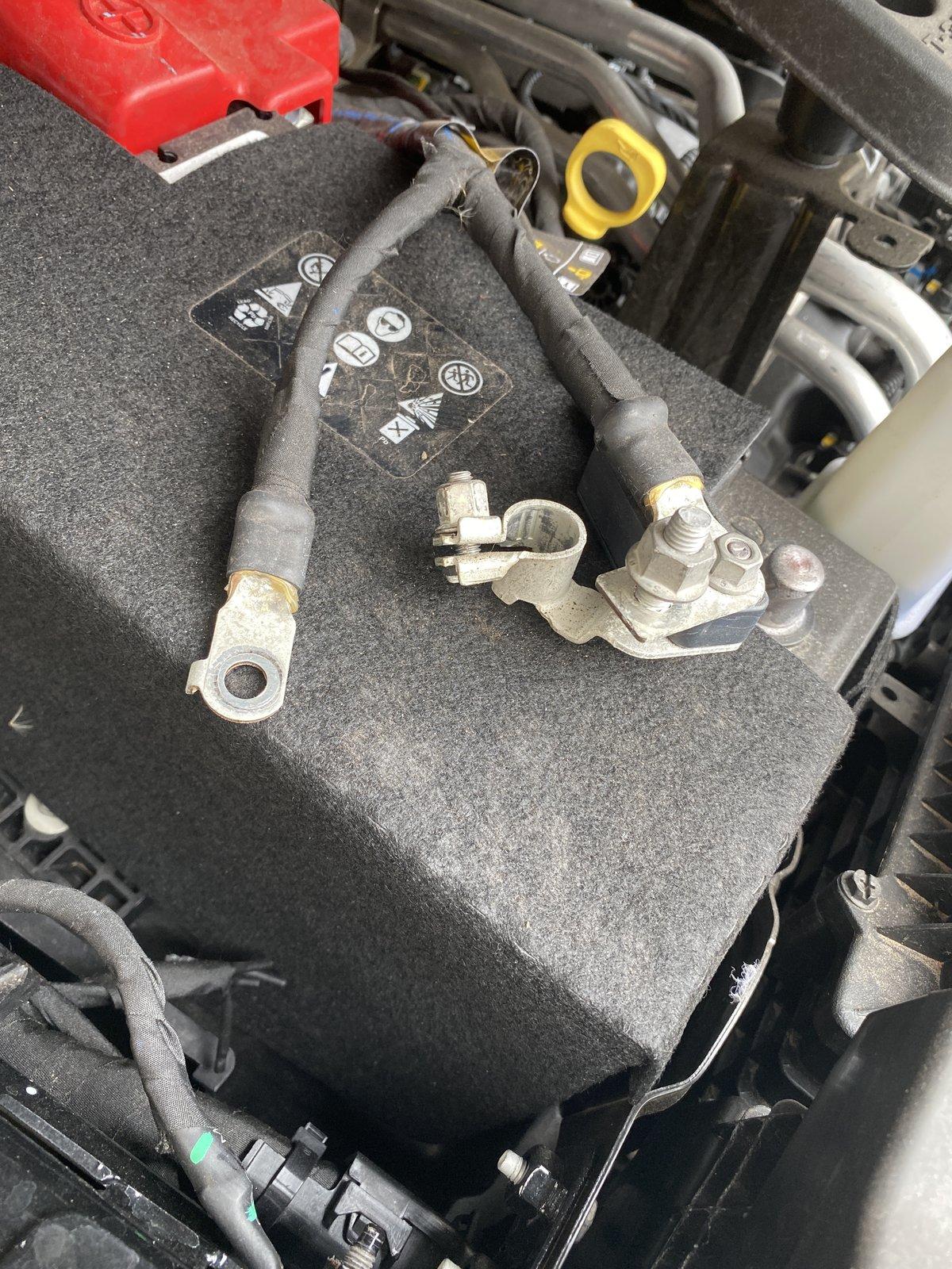 Jeep Gladiator Positive terminal 61394114182__219C92DB-7940-479C-BE20-0B48AEDA7375.JPG