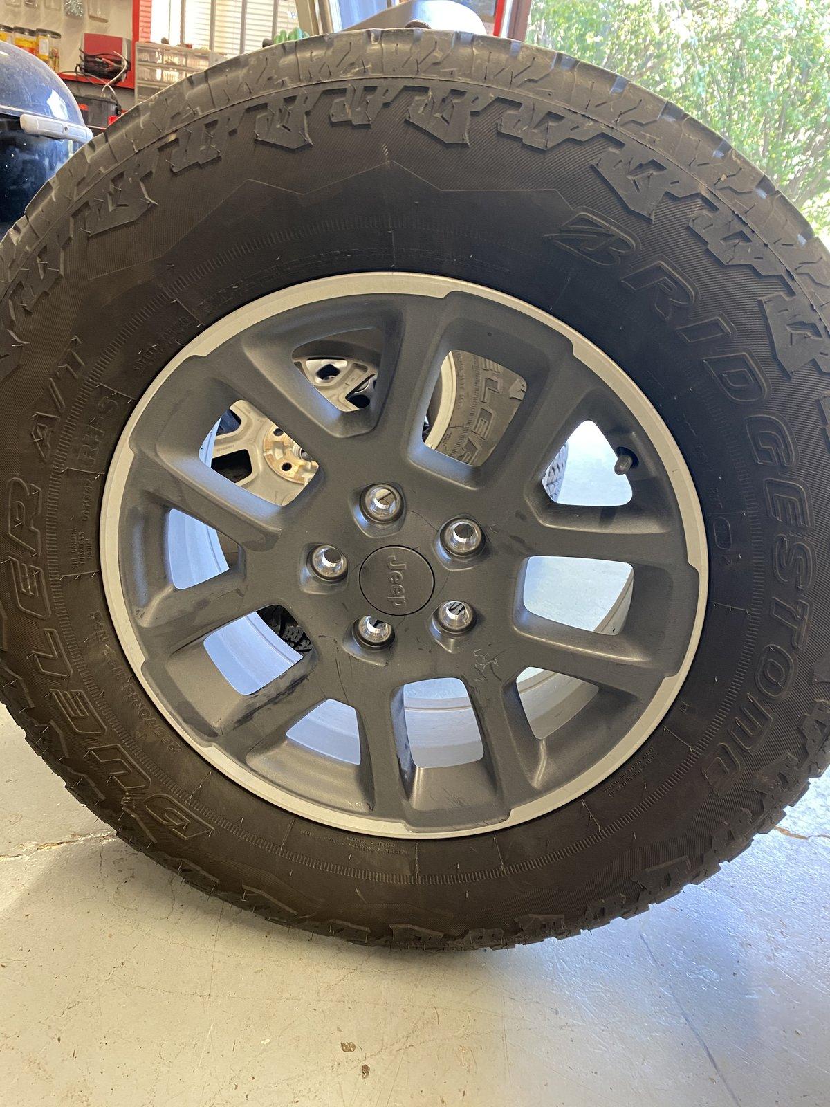 Jeep Gladiator Overland wheels w 255/70/18 Duelers 36248761-E5AE-4EC0-A732-935E96BDF0B8