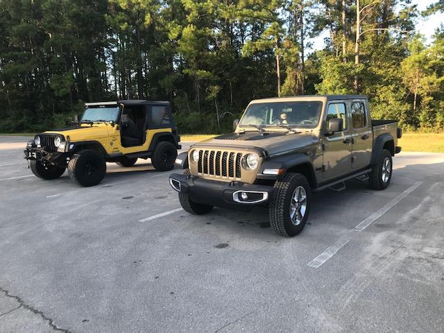 Jeep Gladiator Jeeps Parking Next To Jeeps Smoky Tonys