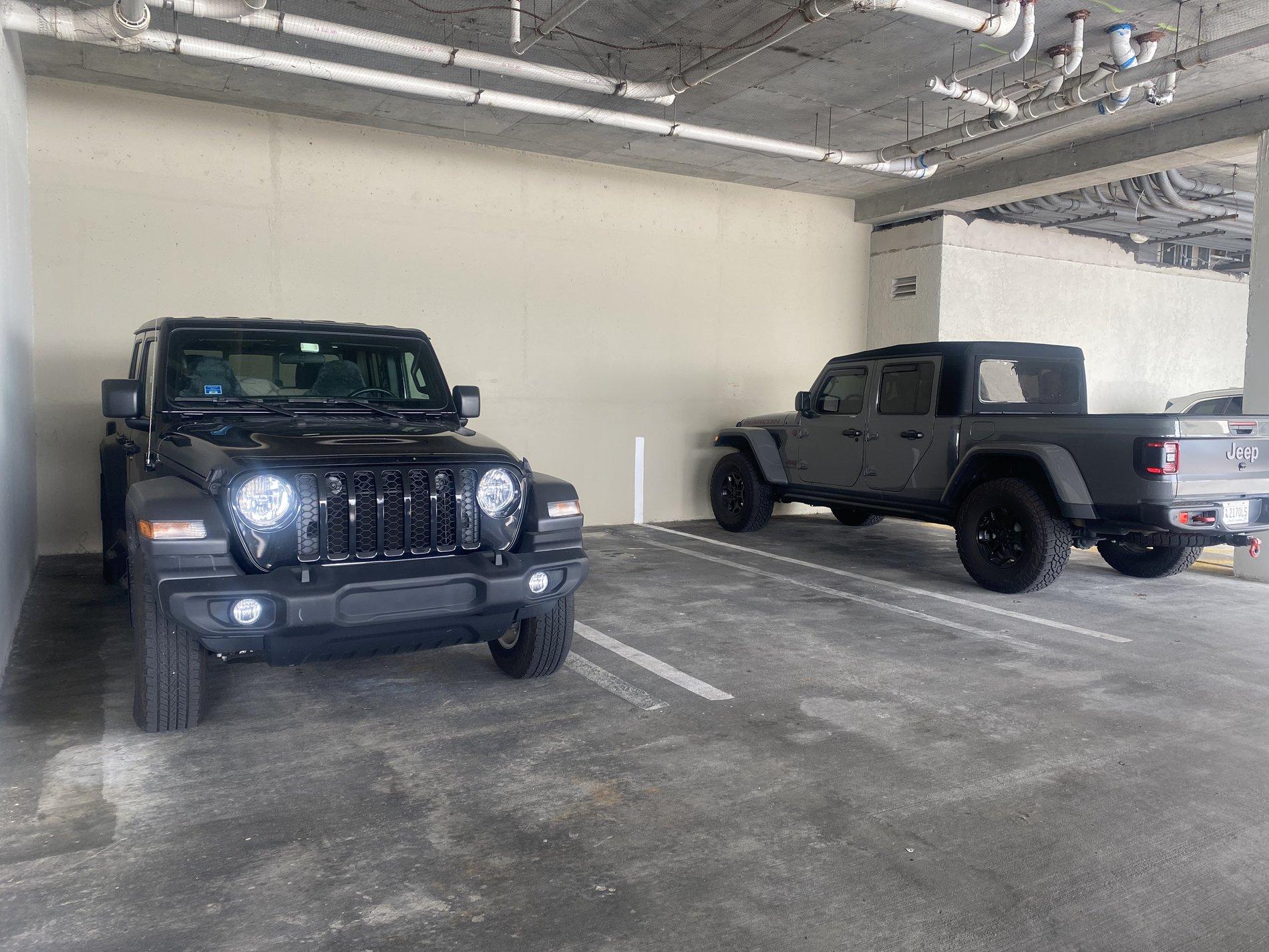 Jeep Gladiator Jeeps Parking Next To Jeeps 36DA3FBF-31A2-4468-9AA5-AABE194AED59