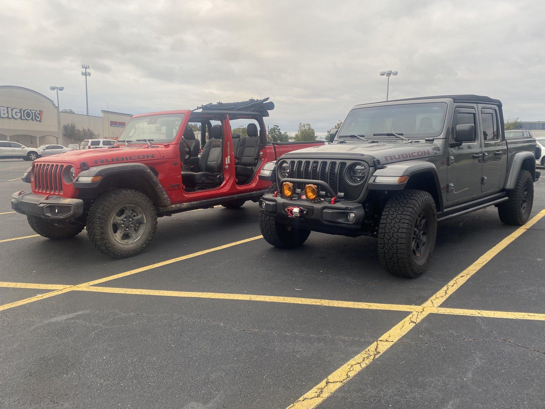 Jeep Gladiator Jeeps Parking Next To Jeeps C11326F9-FA0F-44E3-96B9-44E553A88930