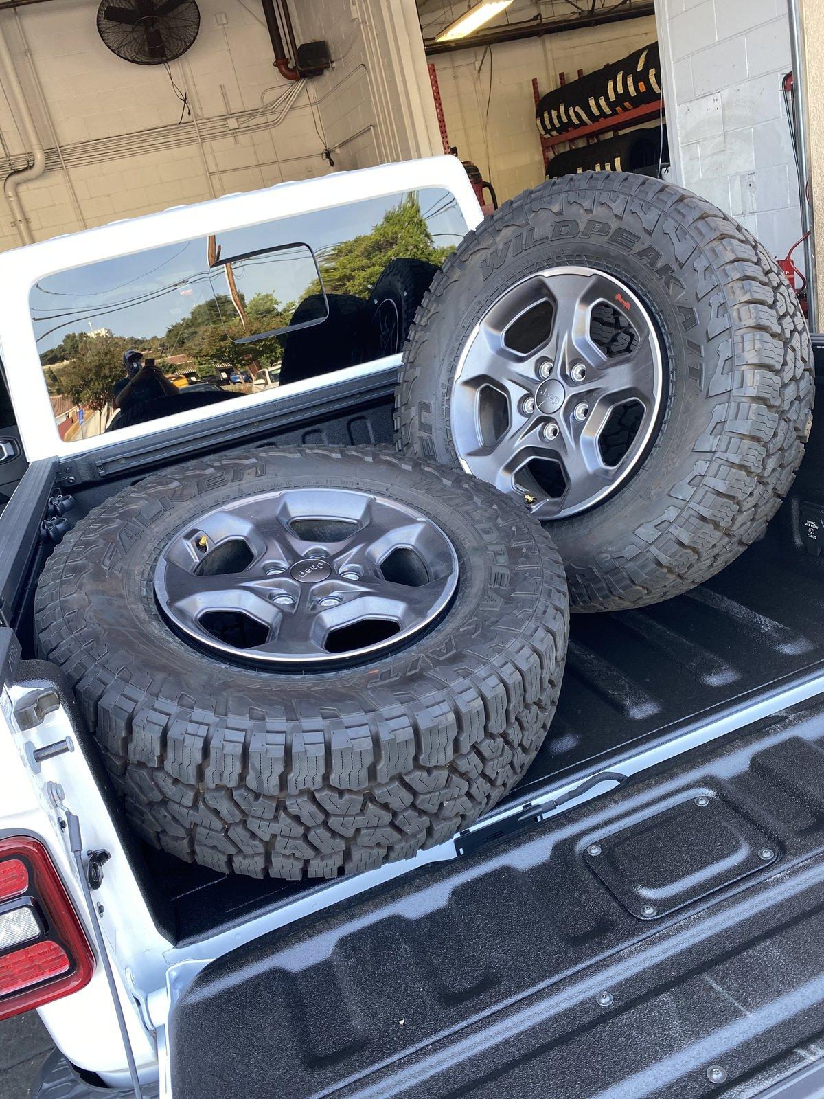Jeep Gladiator Gladiator Rubicon Wheels and Tires 221C31D7-D7D6-4DE2-9DE3-C1EB5FED9B3F