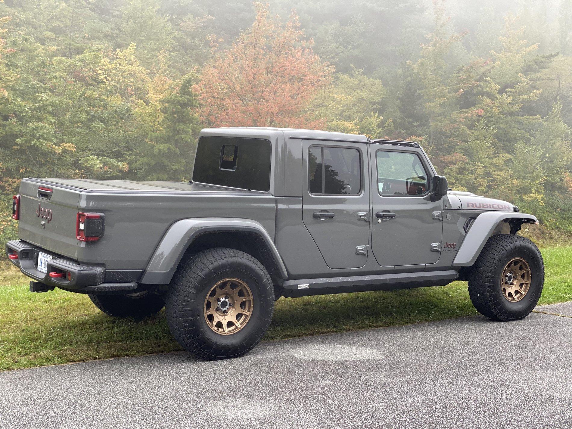 Jeep Gladiator Black is played out, let's see some colored rims tempImageZTxJSo