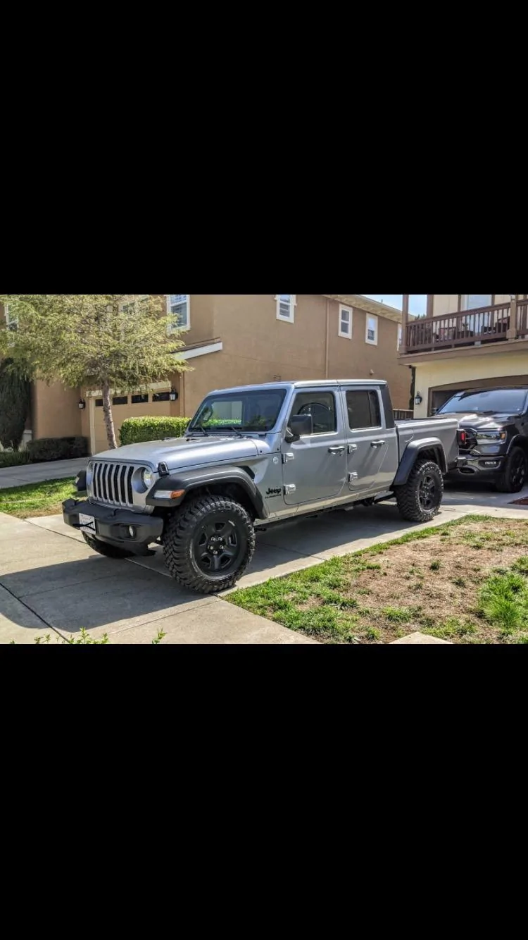 Jeep Gladiator bigger tires on unlifted Sport S 4508F972-0F02-4CA2-92F3-79C49B84AE3F