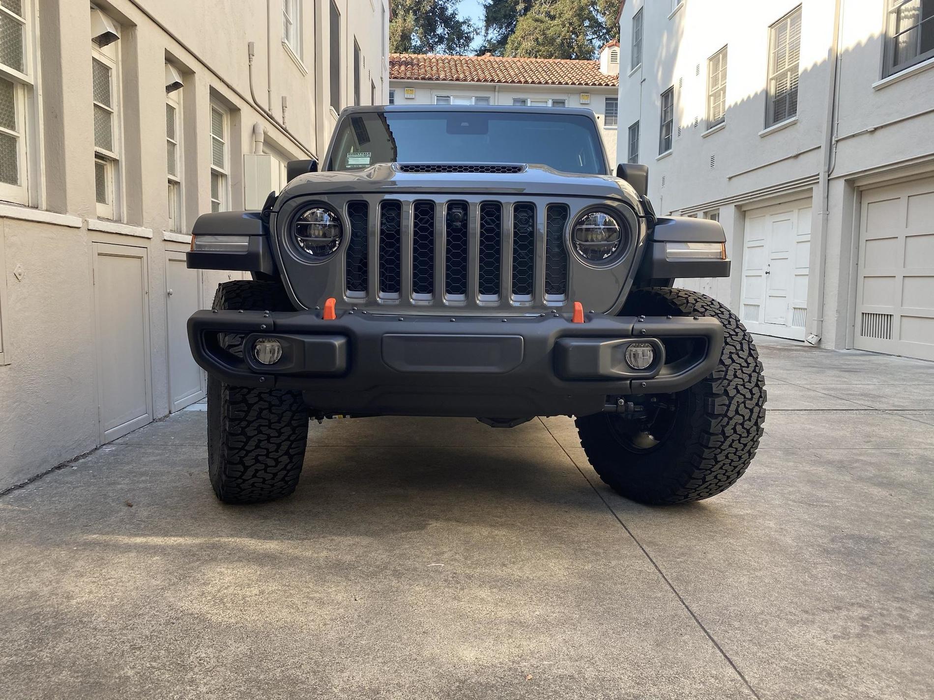 Jeep Gladiator Swapping the Mojave plastic bumper with the Mopar steel bumper FOTzQC0
